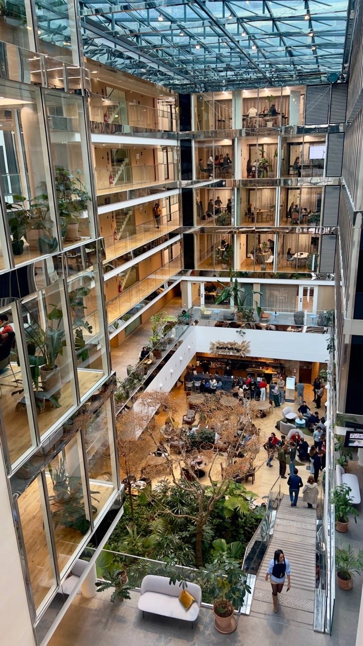 L'atrium vitré des locaux de Welevate
