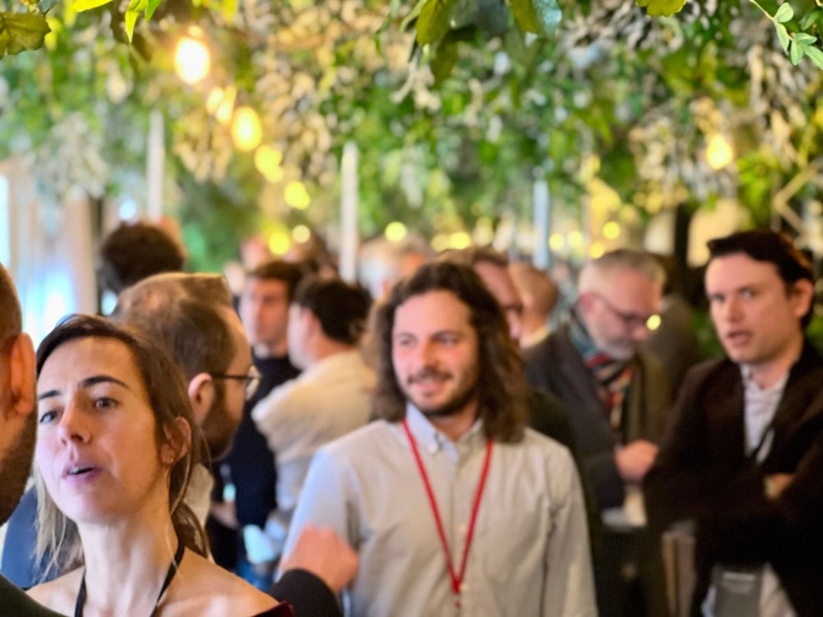 Soirée du Welevate Network : des dirigeants échangent debout
